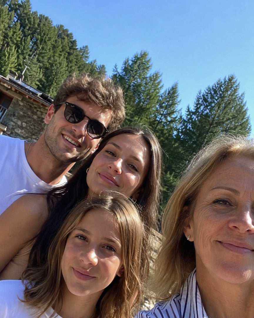Foto di gruppo di famiglia scattata col telefono in una giornata di sole