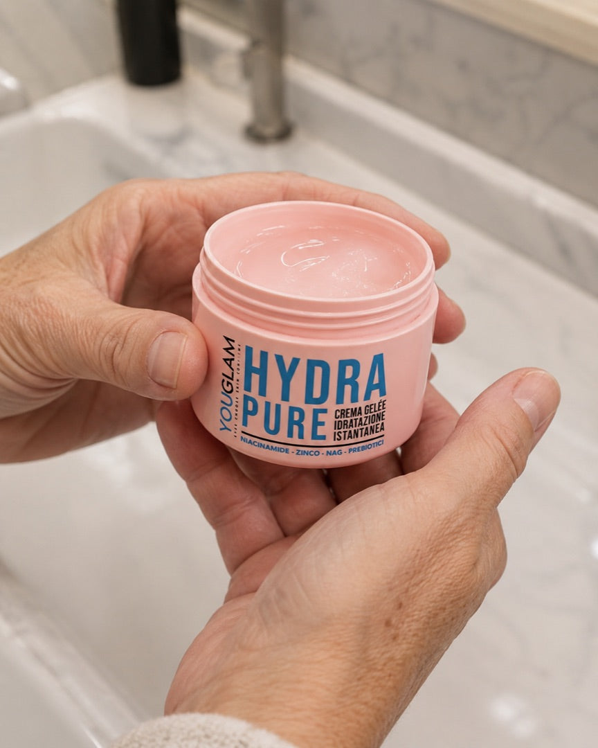 Mani di una donna che tengono il barattolo aperto di HYDRAPURE, si vede la texture in gel