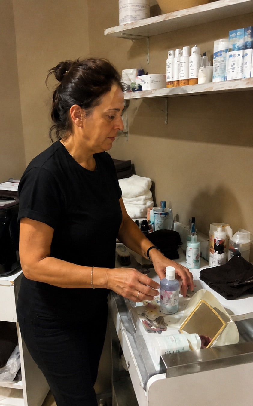 Mery, estetista, al lavoro nel suo studio