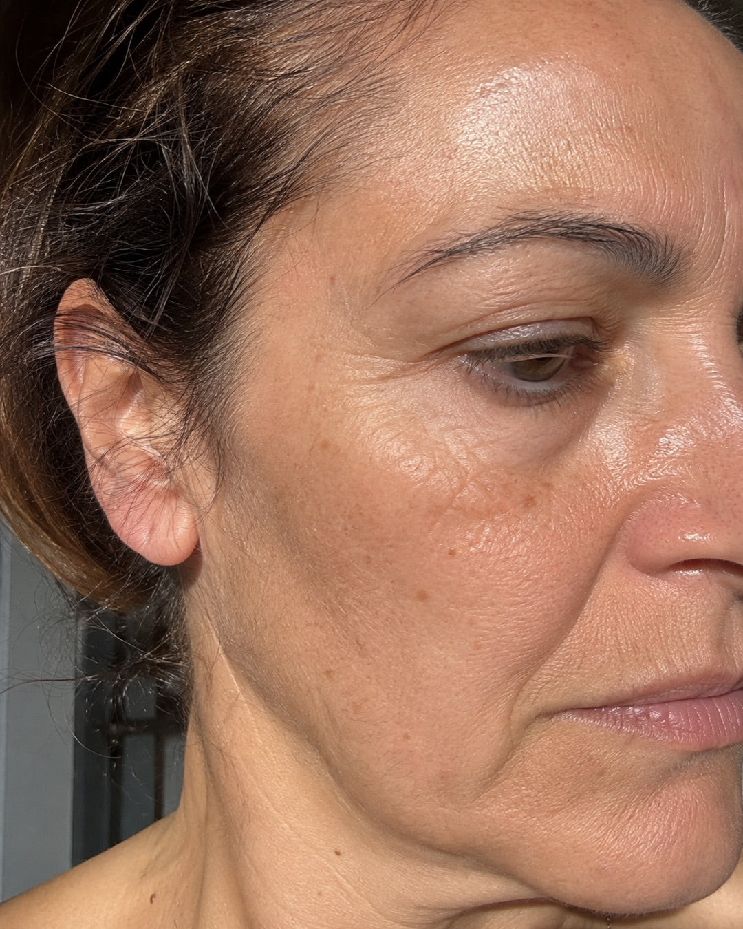Dettaglio ravvicinato del viso di una donna, luce naturale, senza trucco